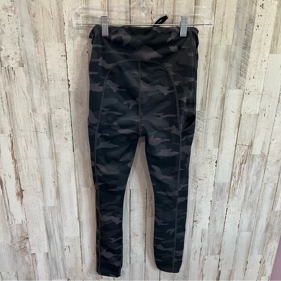 Athleta Black CAMO CONTENDER 7/8 TIGHT IN POWERLIFT - Picture 6 of 9